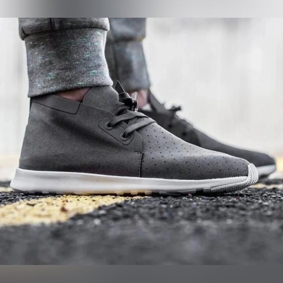 Native Apollo Chukka Boots Gray/White Suede – Men’s 7 / Women’s 9